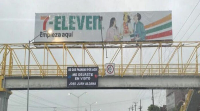 Mujer reclama con manta gigante que la dejaron en ‘visto’ en WhatsApp