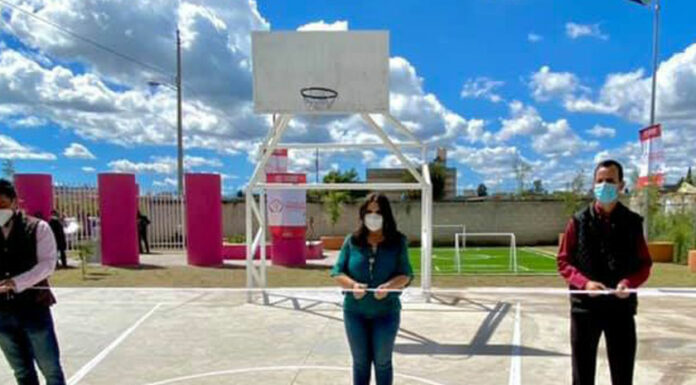 Entrega Norma Layón cancha de usos múltiples en San Juan Tuxco
