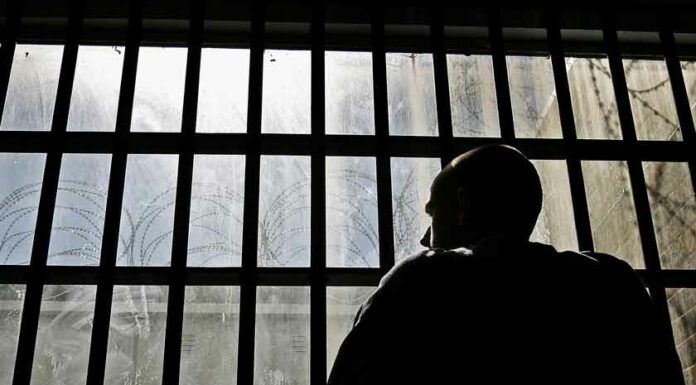 Hombre pide regresar a prisión por no soportar a su esposa prisión-domiciliaria