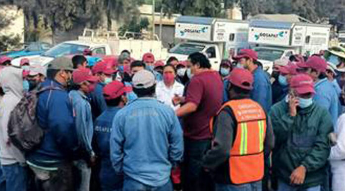 Empleados de servicio de agua protestan por fondos de ahorro en Tehuacán