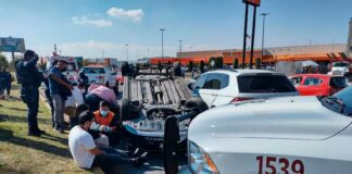 Auto termina volcado tras chocar en vía Atlixcáyotl accidente-vía-atlixcáyotl