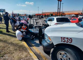 Auto termina volcado tras chocar en vía Atlixcáyotl accidente-vía-atlixcáyotl