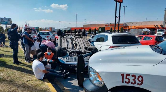 Auto termina volcado tras chocar en vía Atlixcáyotl accidente-vía-atlixcáyotl