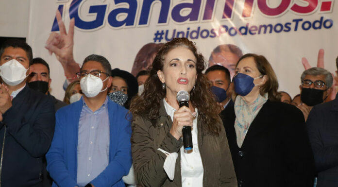 Augusta Díaz presume acta que da triunfo en elección interna del PAN