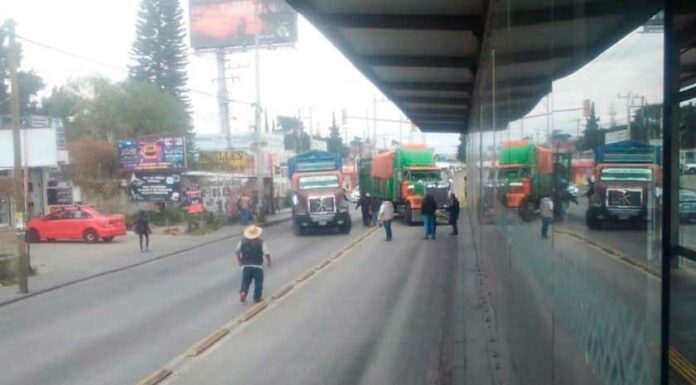 Bloquean la 11 sur por audiencia de joven detenido hace 6 meses en Puebla bloqueo-puebla