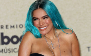 ¡Al suelo! Karol G sufre espantosa caída en el escenario