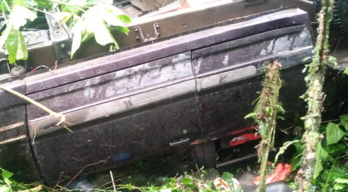 Conductor muere tras caer con su camioneta a barranco de Xicotepec