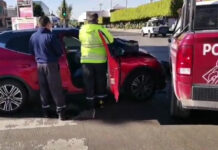 Conductora choca contra patrulla y pipa en la 11 Norte