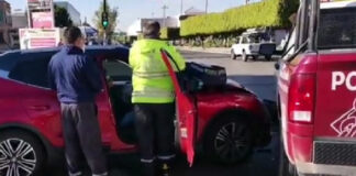 Conductora choca contra patrulla y pipa en la 11 Norte