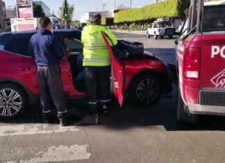 Conductora choca contra patrulla y pipa en la 11 Norte