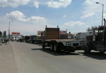 Jóvenes exigen escuela con bloqueo en federal a Tehuacán fed