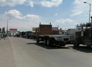 Jóvenes exigen escuela con bloqueo en federal a Tehuacán fed