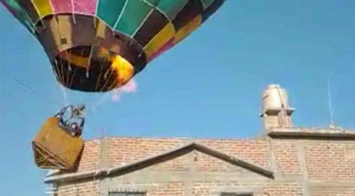 VIDEO: Globo aerostático choca contra casa en León, Guanajuato globo