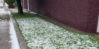 Granizo pinta de blanco calles de ciudad de Puebla granizo