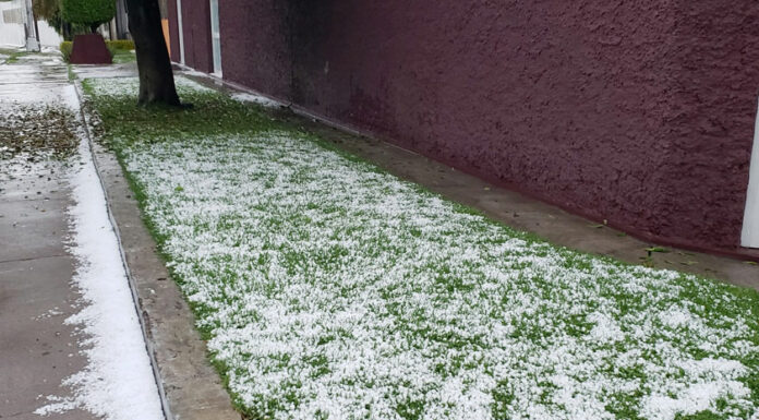 Granizo pinta de blanco calles de ciudad de Puebla granizo