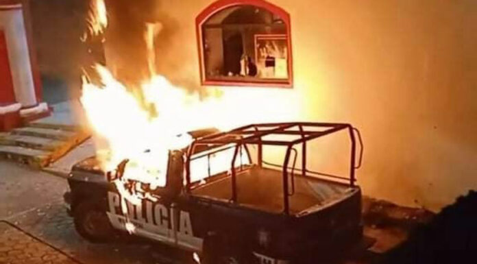 Incendian patrulla durante fiesta de Día de Muertos en Olintla