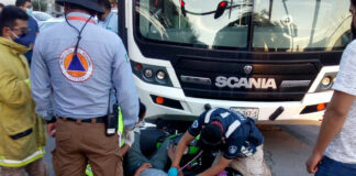 Motociclista queda prensado por unidad de RUTA en Huexotitla