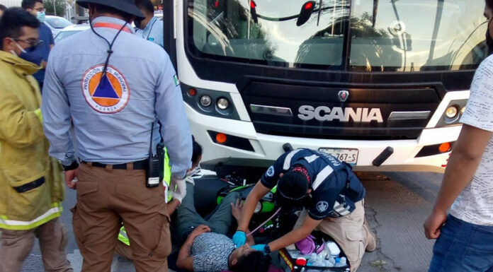 Motociclista queda prensado por unidad de RUTA en Huexotitla
