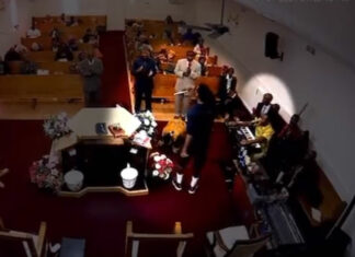VIDEO: Pastor ‘taclea’ a hombre armado que irrumpió en iglesia pastor