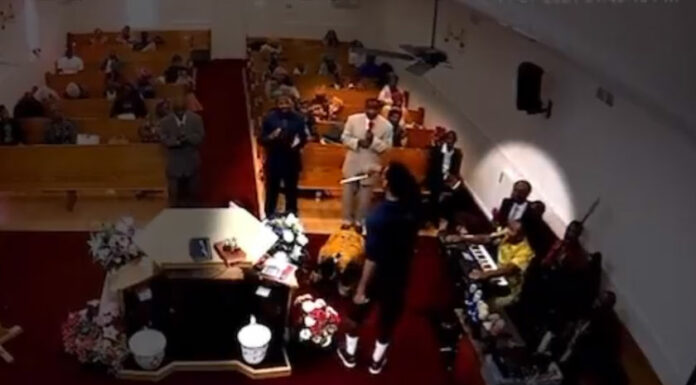 VIDEO: Pastor ‘taclea’ a hombre armado que irrumpió en iglesia pastor