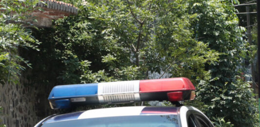 Policías estatales hallaron a estos hombres con un arma de fuego calibre .9 milímetros y 10 cartuchos útiles.
