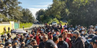 Pobladores de Xiutetelco bloquean la Teziutlán-Perote por obras en pozo