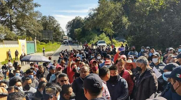 Pobladores de Xiutetelco bloquean la Teziutlán-Perote por obras en pozo