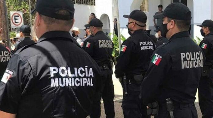 Acusan malos tratos hacia policías detenidos en Tecamachalco