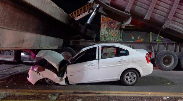 VIDEO: Tráiler derriba puente peatonal en carretera a Texcoco puente-peatonal-texcoco