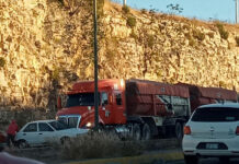 Se salva de milagro tras chocar con tractocamión en Periférico tsuru