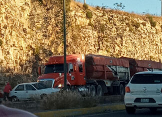 Se salva de milagro tras chocar con tractocamión en Periférico tsuru