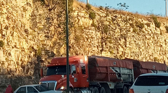 Se salva de milagro tras chocar con tractocamión en Periférico tsuru