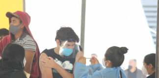 Menores con comorbilidades reciben dosis antiCovid en HNP vacuna