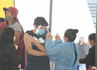 Menores con comorbilidades reciben dosis antiCovid en HNP vacuna