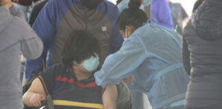 Vacunan a mil 368 menores con comorbilidades en primer día vac