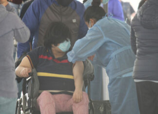 Vacunan a mil 368 menores con comorbilidades en primer día vac