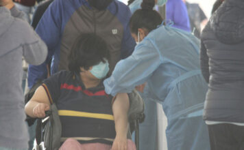 Vacunan a mil 368 menores con comorbilidades en primer día vac