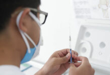 Poblanos se vacunan contra influenza en Centro de Salud Analco vacuna