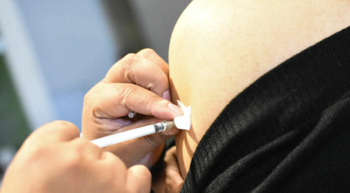 Pedirán firma de padres en vacunación a menores en Puebla vacuna