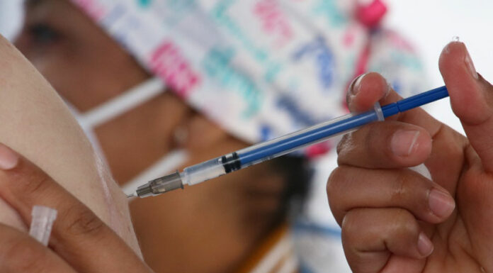 Aplica ISSSTEP vacuna contra influenza a derechohabientes VACUNA