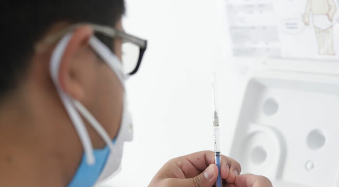 Poblanos se vacunan contra influenza en Centro de Salud Analco vacuna