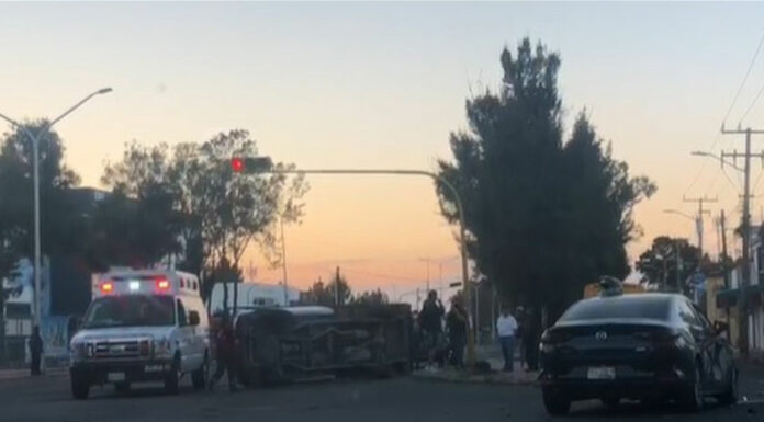 ¡La libraron! Conductores resultan ilesos tras volcaduras en Puebla capital