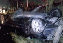 Auto vuelca y deja dos lesionados en vía Atlixcáyotl volcadura