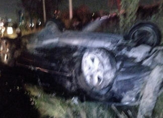 Auto vuelca y deja dos lesionados en vía Atlixcáyotl volcadura