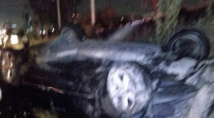 Auto vuelca y deja dos lesionados en vía Atlixcáyotl volcadura