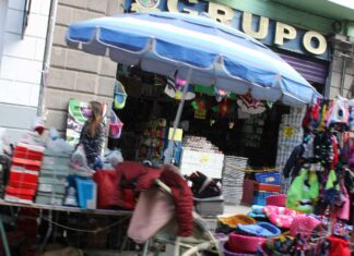 Permanecen 800 ambulantes en Centro de Puebla, informa SEGOM A 3 días de tomar posesión, el alcalde Eduardo Rivera y la SEGOM lograron reducir su presencia a 600 puestos, pero ya son 800. Foto: Es Imagen