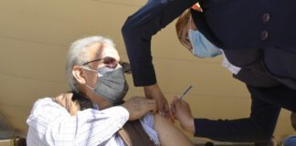 Abuelitos celebran agilidad en aplicación de refuerzos Los abuelitos poblanos acudieron acompañados de un familiar .