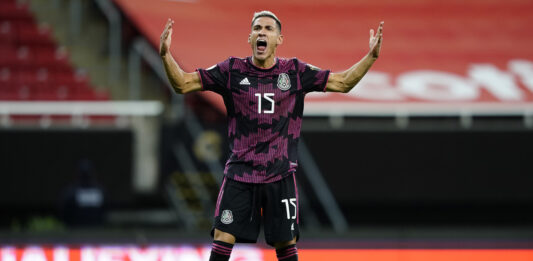 Crearon la tendencia #AntunaNoFirmes para convencer al jugador de quedarse en Chivas. Foto: @miseleccionmxEN