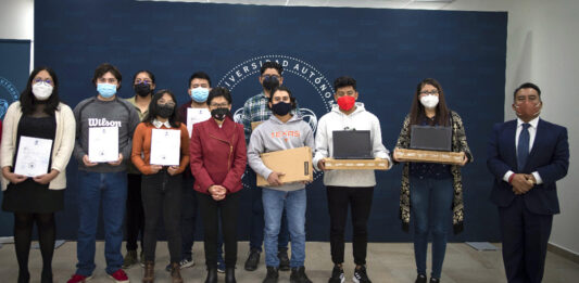 Entregaron becas a alumnos que perdieron a alguno de sus padres a causa de Covid-19 . Foto: Especial