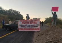 Bloquean pobladores de Ahuehuetitla carretera Panameriacana Bloquean la vialidad para manifestarse contra la presidenta Yazmin Castillo. Foto: Especial